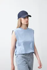 Remera sin mangas de color celeste claro, con hombros marcados y corte recto.