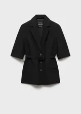 Blazer negro de lino y viscosa, con cuello de solapa, manga francesa, cinturón con hebilla y cierre frontal con botones. Tiene dos bolsillos laterales con solapa.