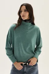 Polera de tejido de punto en color verde azulado, con cuello alto, mangas largas y puños acanalados.