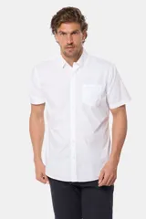 Camisa lisa de manga corta color blanco, confeccionada 100% en algodón, con cuello abotonado y un bolsillo en el pecho con un pequeño bordado.