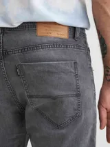 Pantalón jean gris de corte recto.