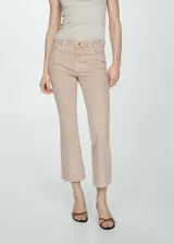 Jeans flare crop de tiro alto, color beige, con diseño acampanado, cinco bolsillos, trabillas y bajo deshilachado.