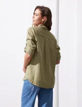 Camisa color verde oliva de lyocell, marca Cyrus. Tiene cuello con solapa, abertura central con botones, mangas 3/4 regulables con presilla y botón, y dos bolsillos delanteros aplicados.