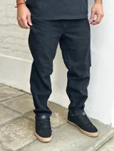 Pantalón jean negro de corte mom, tiro alto y pierna cónica.