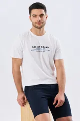 Remera azul de manga corta y cuello redondo, con texto bordado en el pecho.