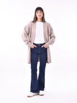 Saco largo color marrón topo, de tejido de punto grueso, con mangas largas y corte holgado.