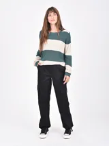 Buzo de tejido de punto color borgoña y beige, con diseño de rayas horizontales anchas y cuello redondo.