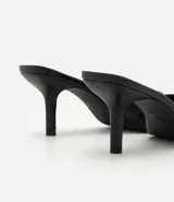 Sandalia mule Satinato confeccionada en PU, con diseño minimalista, tira ancha sobre el empeine, puntera alargada en forma de hoja y taco fino.