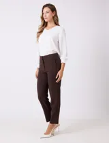 Pantalón sastrero slim negro de tiro alto, con pretina anatómica, pinzas verticales frontales y cierre oculto. Tiene bolsillos laterales inclinados y pinzas traseras para un ajuste favorecedor.