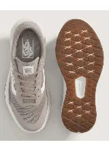 Championes Vans modelo MTE UltraRange 2.0 RW, de color gris y marrón con suela blanca y detalles en el mismo tono.