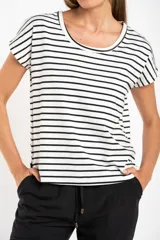 Remera de algodón con diseño de rayas horizontales finas, cuello redondo y mangas cortas con dobladillo.