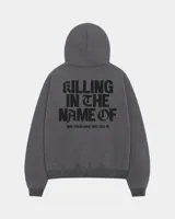 Canguro con capucha de color gris oscuro, con diseño gráfico en la espalda con la inscripción "KILLING IN THE NAME OF" y puños y cintura en rib.