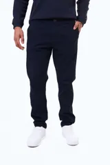 Pantalón de gabardina azul marino, de corte recto y ajuste cómodo, con cierre de botón y cremallera, y bolsillos laterales.