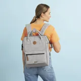 Mochila impermeable Cabaia modelo Adventurer Reims, color gris claro con base en gris oscuro. Cuenta con sistema MOLLE, compartimento acolchado para tablet o PC, correa para sujetar a la maleta y tirantes acolchados antitranspirantes.