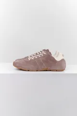 Zapatillas deportivas marrones de gamuza con cordones blancos y detalles en cuero blanco en el talón.