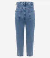 Pantalón mom jeans de tiro alto y corte holgado en color azul, con cierre frontal de cremallera y botón, trabillas para cinturón y bolsillos delanteros y traseros.