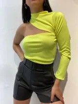 Top amarillo neón de manga larga con cuello alto y corte asimétrico en el hombro.