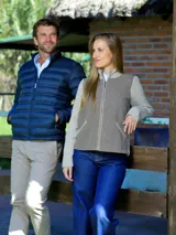Campera de diseño artesanal confeccionada en una combinación de paño de lana y tejido de punto, con cierre frontal completo y cuello alto. Presenta cuerpo en tono beige y mangas tejidas en tono crudo, con bolsillos laterales integrados.