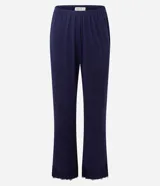 Pijama largo estilo americano marca Lov, compuesto por una camisa de manga larga con cuello solapa, botones frontales y bolsillo, y un pantalón con cintura elástica. Ambas piezas presentan detalles de encaje en puños y ruedo.