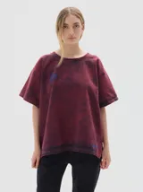 T-shirt de denim color bordó con efecto washed, corte oversize y cuello redondo. Presenta un estampado de tres estrellas azules en el pecho y la palabra "PASTIK" en azul en el bajo.
