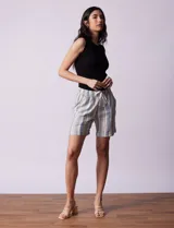 Short azul de lino con pretina elastizada, lazo de ajuste y bolsillos delanteros.