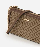 Cartera bandolera Satinato de diseño compacto, confeccionada en lona con estampa geométrica en tonos marrón y beige, con detalles en cuero sintético marrón. Cuenta con cierre perimetral y correa combinada de PU y cadena metálica dorada.