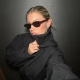 Lentes de sol con montura rectangular de diseño clásico en estampado carey marrón y cristales polarizados en color negro. Ofrecen protección UV400 categoría 3 y cuentan con recubrimiento antiscratch y superhydrophobic.