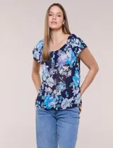 Blusa de gasa semitransparente color azul marino con estampado floral en tonos celestes y lilas, cuello redondo elastizado con lazo central y mangas cortas con doble volado.