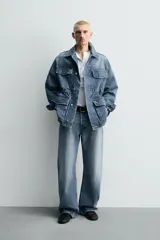 Jeans de denim de algodón, tiro medio, con corte barrel fit amplio en cadera y muslos que se estrecha hacia el tobillo. Presenta efecto lavado y cierre frontal con botones.