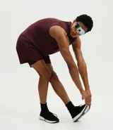 Bermuda deportiva color bordó con short interno de compresión negro integrado. Cuenta con cintura elástica con cordón de ajuste, bolsillos laterales con cierre y bolsillo interno. Confeccionada en tejido técnico de secado rápido.