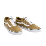 Championes Vans Ward color tostado, con la clásica sidestripe blanca en cuero sintético y suela de goma blanca con línea negra.
