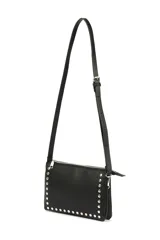 Bandolera negra con correa larga regulable y tachas plateadas en los bordes.