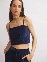 Top corto de terciopelo azul marino con breteles finos y corte tipo corset.