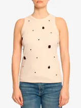 Musculosa color crema con cuello redondo y apliques de joyas marrones y negras en el frente.