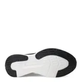 Championes deportivos Umbro modelo Vega, color gris con detalles en negro y blanco. Presentan capellada de malla transpirable, logo de la marca en el lateral y suela con amortiguación.