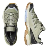 Championes de trekking Salomon modelo X Ultra 360 Edge, en color verde militar con detalles en negro, suela marrón y celeste. Cuentan con sistema de ajuste rápido de cordones y tecnología Advanced Chassis para mayor estabilidad y protección en exteriores.