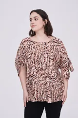 Blusa estampada con cuello redondo y mangas cortas con aberturas y lazos.