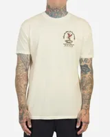 Remera blanca con estampa frontal pequeña inspirada en un restaurante de mariscos y estampa grande en la espalda.