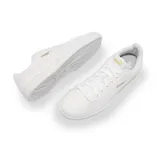 Championes Puma Up de cuero sintético negro con franja lateral blanca y suela blanca.