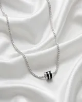 Gargantilla de plata 925 con cadena de eslabones pequeños engastados con circonias blancas y un dije central en forma de tambor con circonias negras.