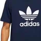 Remera Adidas Adicolor Classics Trifolio color azul marino, con cuello redondo, mangas cortas y gran logotipo del trébol y la inscripción de la marca estampados en blanco en el pecho.