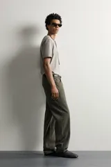 Camiseta slim fit negra de cuello redondo y manga corta.