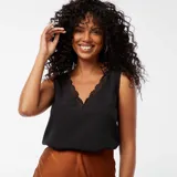 Blusa negra sin mangas con escote en V y detalle de encaje.