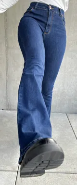 Pantalón de jean azul de corte acampanado.