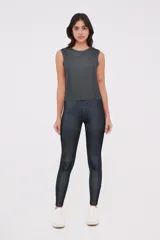 Calza deportiva larga color verde azulado con pretina alta y bolsillos laterales.