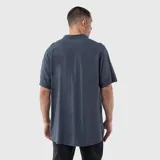 Camisa de manga corta en color gris oscuro, confeccionada en viscosa con cuello tipo cubano y cierre frontal de botones. Presenta un pequeño estampado circular en el pecho con la inscripción Black.