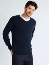 Sweater de punto con cuello en V, manga larga y puños acanalados, de corte clásico.