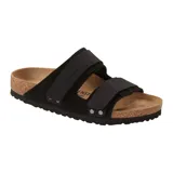 Sandalias Birkenstock Uji de cuero gamuzado negro, con dos correas ajustables con hebilla y plantilla anatómica de corcho y látex.
