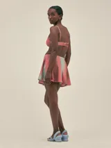 Minifalda de tela de traje de baño con degradado de verde a rosa.