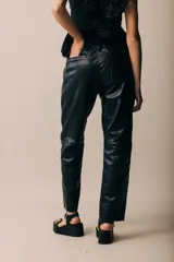 Pantalón babucha de cuero sintético color plateado metalizado, con cintura ancha elastizada y puños ajustados.